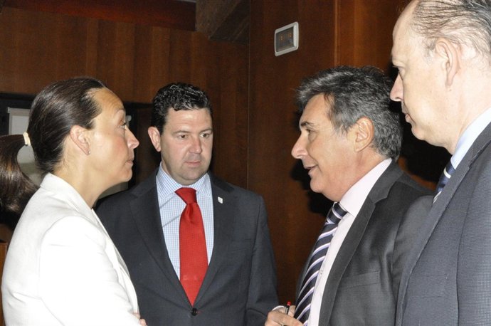 Ricardo Oliván, con el gerente del Salud, Ángel Sanz, y dos diputados del PP