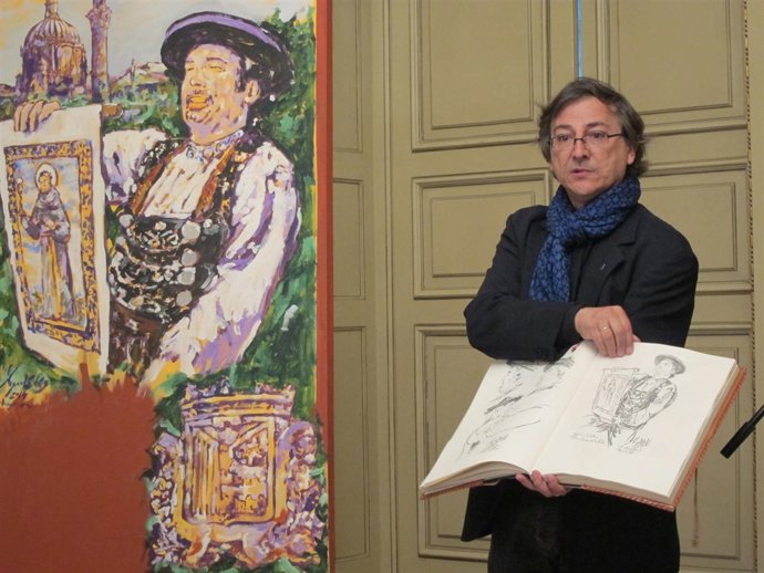 Miguel Elías delante de su cartel muestra bocetos previos a la obra definitiva 