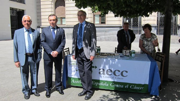 El presidente de la DPZ colabora en la jornada de cuestación de la AECC