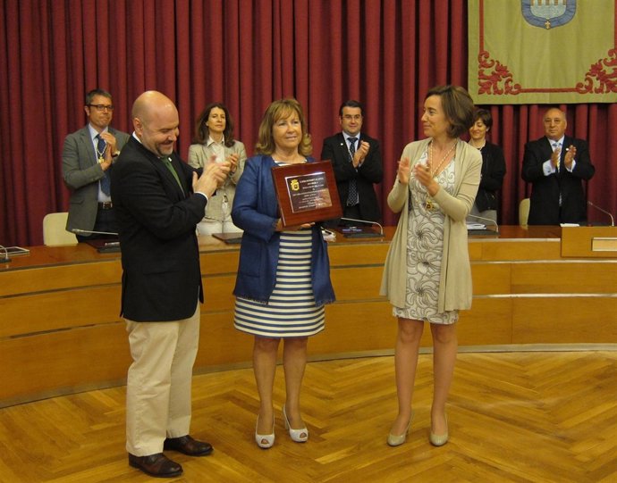 Manuela Muro sostiene el galardón, ante Gamarra y Luis Cayo