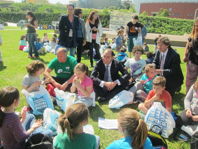 Diego comparte un rato con los escolares