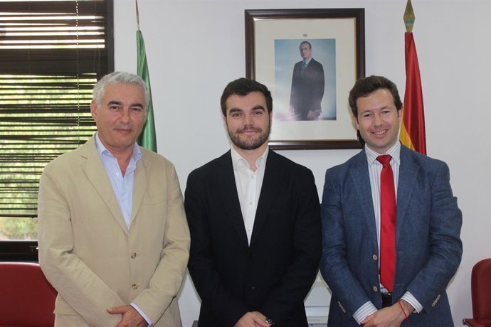 Reunión de la Junta con licenciados y graduados en Ciencias Ambientales.