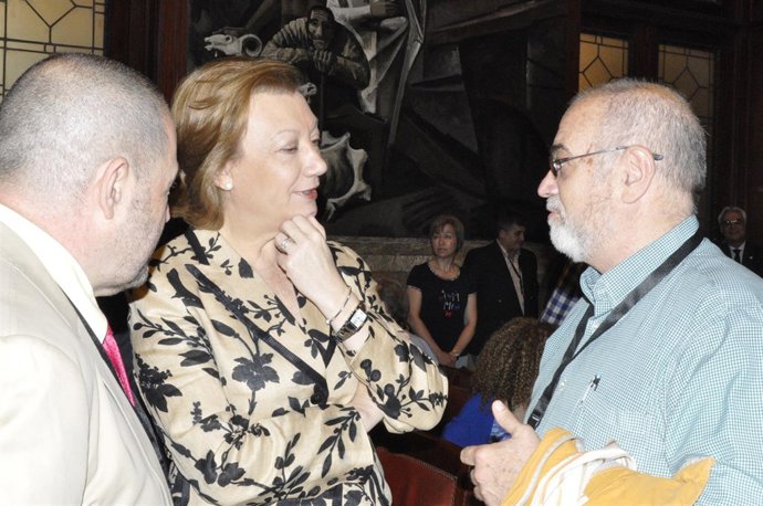 Luisa Fernanda Rudi cambia impresiones con cirujanos taurinos.