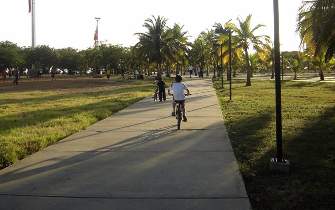 Niños montando en bicicleta