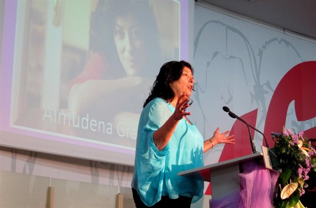 Almudena Grandes recibe el Premio Avanzando en Igualdad de FSP UGT-PV 