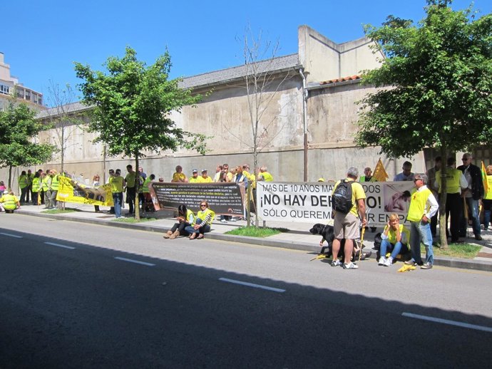 Protesta afectados por derribos en Cantabria 