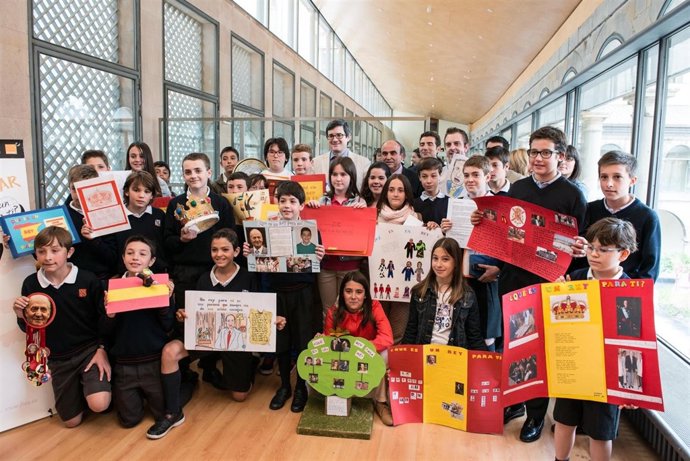 El consejero Iribas con los alumnos finalistas.