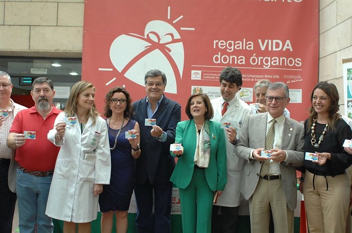 Sánchez Rubio, y el humorista Josele (centro) recogen sus carnés de donantes