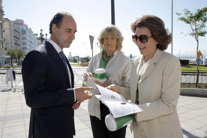 Diego hace un donativo a la AECC