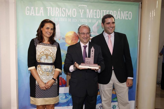 Rodríguez-Comendador muestra el galardón que se entregará en la Gala del Turismo