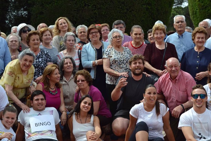 Sánchez (centro) con los mayores de Los Pedroches