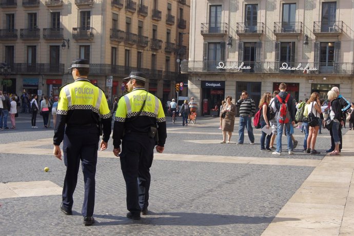 Guardia Urbana patrullando en la Plaza de la Catedral de Barcelona