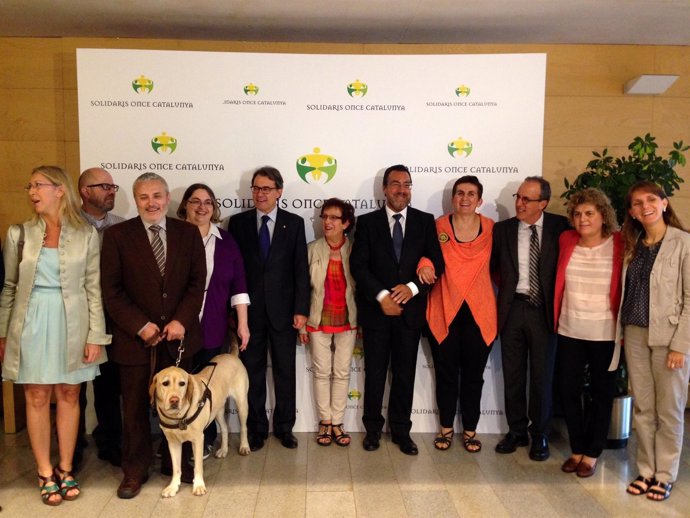 El presidente A.Mas con los galardonados con los VIII Premios Solidarios Once.