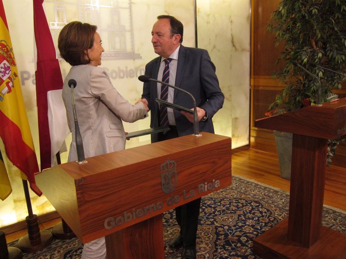 Sanz saluda a la alcaldesa de Logroño tras firmar el Convenio de Capitalidad