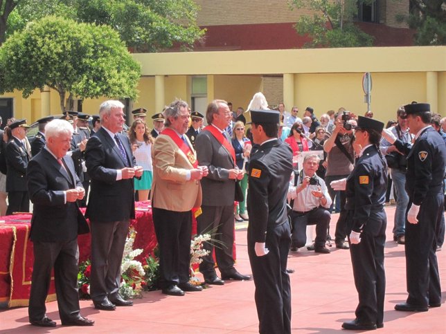 Belloch entrega las medallas a la Policía Local