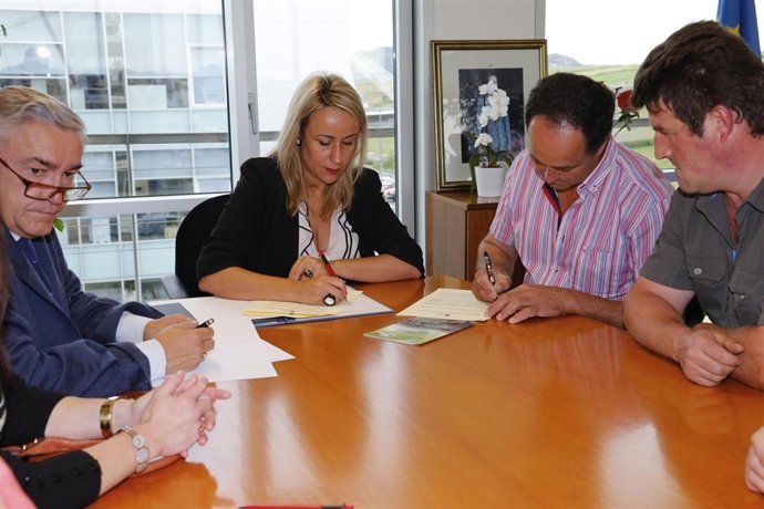 La consejera firma los convenios con las asociaciones