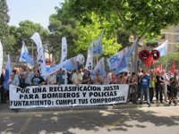 Policías y bomberos exigen una reclasificación de estos Cuerpos y aumento de las plantillas
