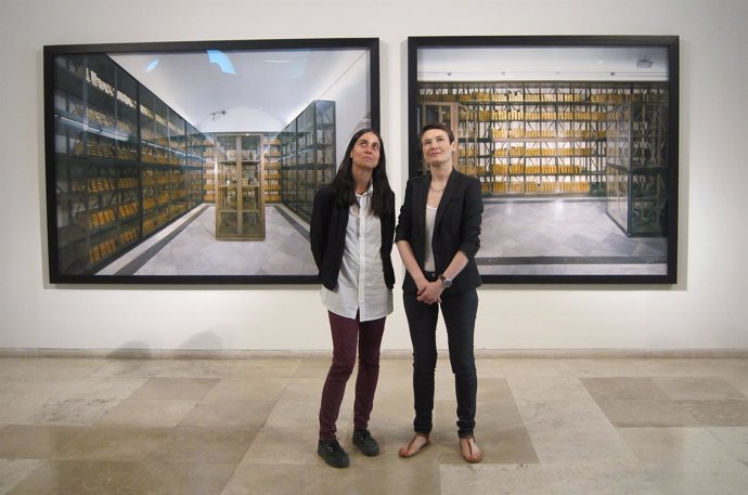 Manuela Villa (iza) y Cristina Lucas ante las imágenes de 'Cámara del Tesoro'