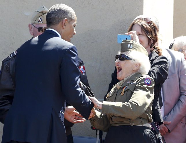 Obama saluda a una veterana de la Segunda Guerra Mundial