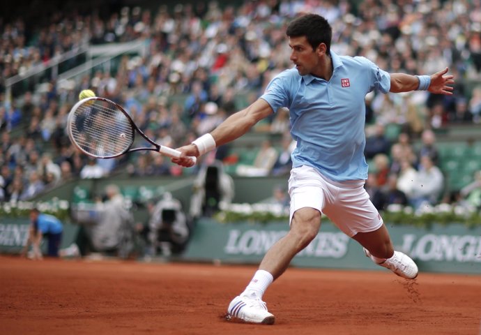 Djokovic barre a Tsonga y se mete en cuartos de final