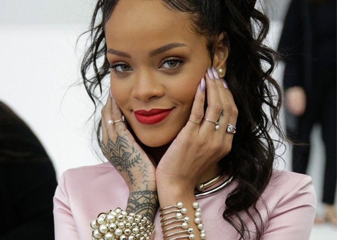 Rihanna diseña su propia camiseta por una buena causa