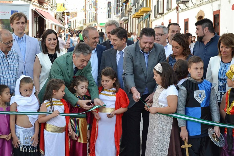 Fuentes corta la cinta inaugural junto al resto de autoridades