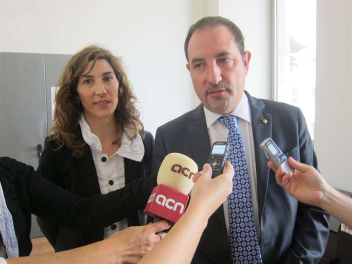 El conseller R.Espadaler y la dtora.De Admin.De Seguridad M.Casado