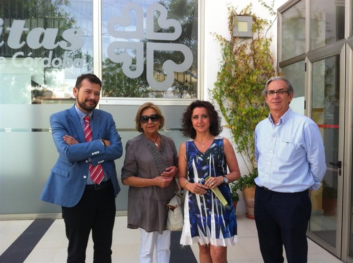 La directora de Cáritas Córdoba, Dolores Vallecillo, y Baena (centro)