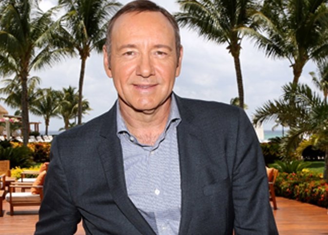 KEVIN SPACEY MUY ENFADADO SE ENFRENTA A UN ESPECTADOR PORQUE LE SUENA EL MOVIL 