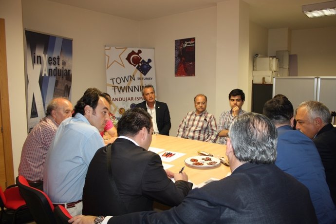 La delegación de Isparta con responsables del Ayuntamiento de Andújar.