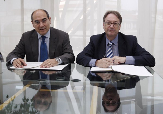 Firma acuerdo Osakidetza y La Caixa