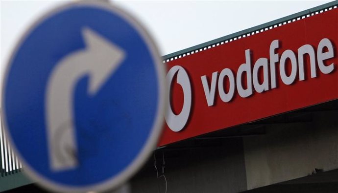 Una señal de tránsito cerca de un logo de Vodafone en Praga