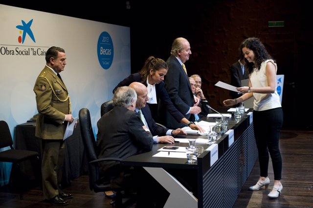 La becaria de 'laCaixa' Eva Elduque recibe la beca de manos del Rey Juan Carlos 