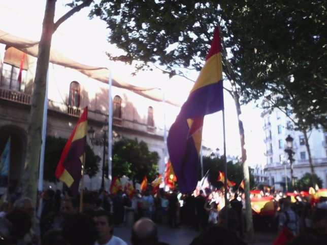 Republicanos y monárquicos en la Plaza Nueva.
