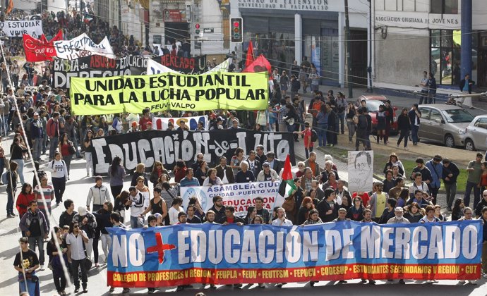 Manifestación Estudiantil En Chile Por La Educación Pública