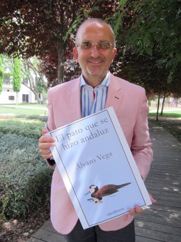 El periodista Álvaro Vega muestra la portada de su libro