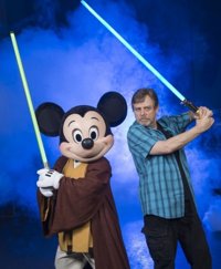 Star Wars VII: Mark Hamill exhibe su destreza con el sable láser... junto a Mickey Mouse