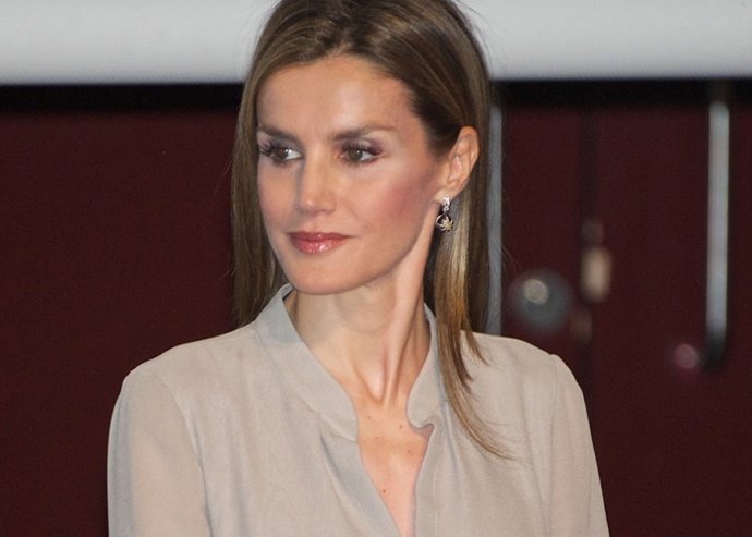 Doña letizia, sofisticada y elegante, apoya a la moda española 