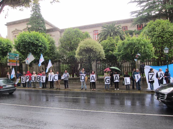 Miembros del BNG y de NÓS-UP rodean el Parlamento de Galicia