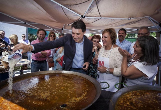 González participa en una paellada organizada por los vecinos de la Cañada Real