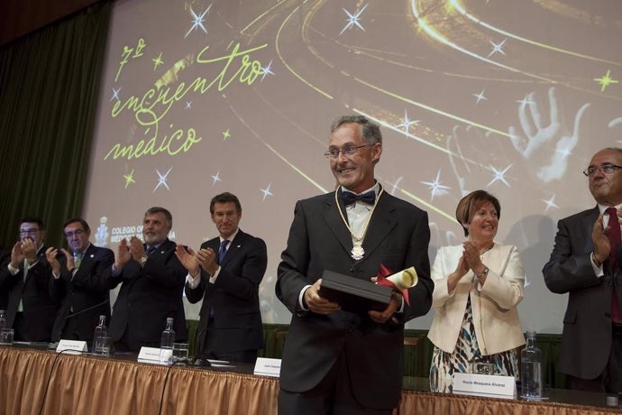 Ángel Carracedo recibe la medalla de oro y brillantes del COMC
