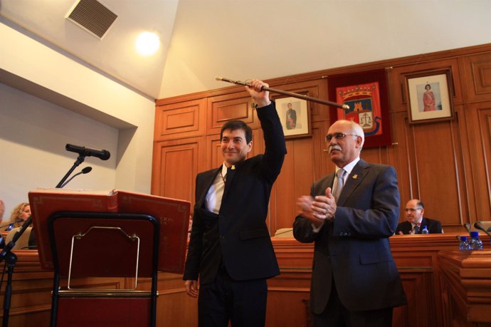 Rafa García recibe la vara de mando del Ayuntamiento de Burjassot