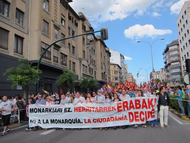 Manifestación en Pamplona en contra de la monarquía y para pedir un referéndum