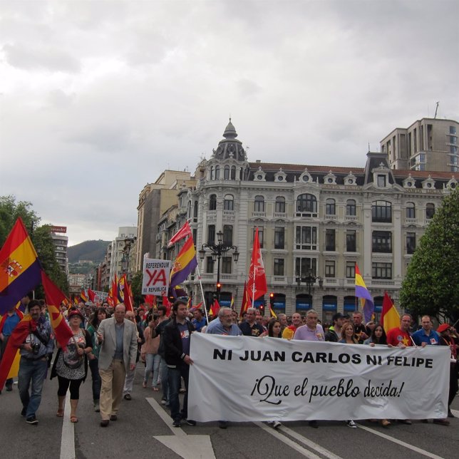 Manifestación en Oviedo a favor del referéndum sobre la República