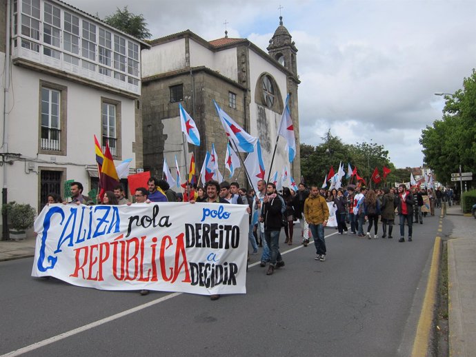 Unas mil personas se manifiestan en Santiago para pedir un referendo