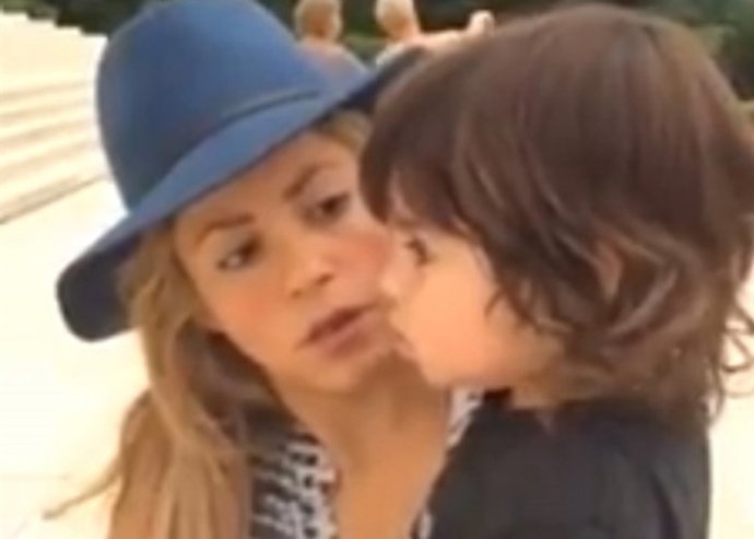 Shakira de mama a profe de historia con Milan