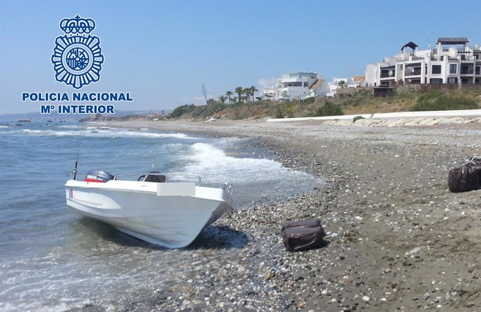 Embarcación y droga incautada en una playa de Estepona (Málaga)