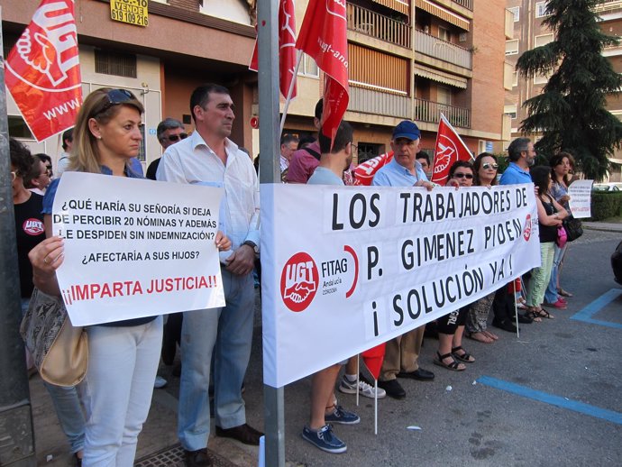 Una concentración de empleados de Pérez Giménez ante el Juzgado