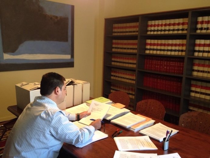 El letrado Lorenzo Izquierdo en su despacho, con documentos de Emarsa