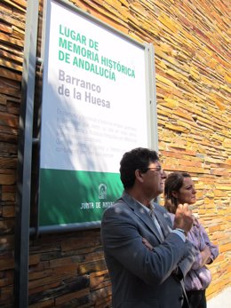 Valderas, junto a la delegada del Gobierno andaluz en Córdoba, Isabel Ambrosio